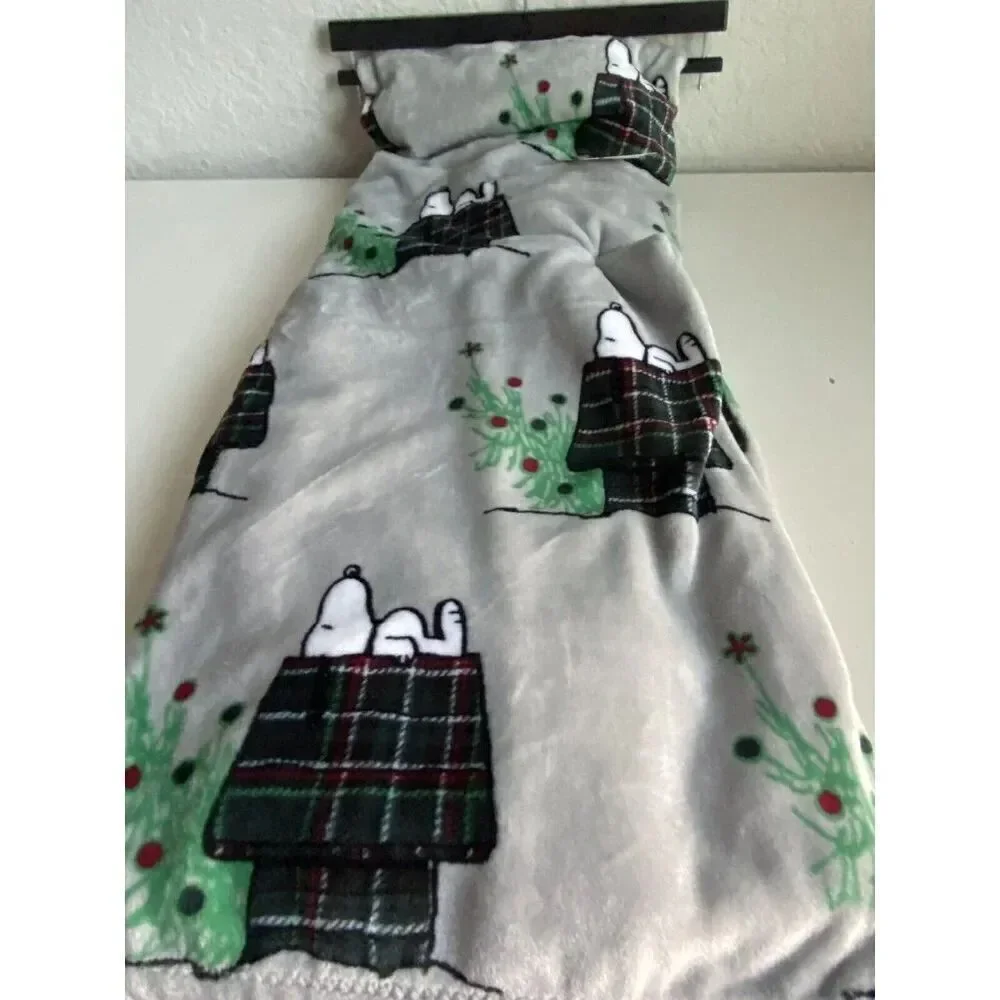 Peanuts Snoopy‎ Plaid Doghouse Christmas Tree VelvetLoft Throw Blanket 50 X 70”
